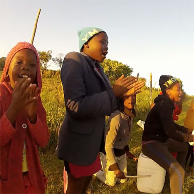 Pondo children singin for hikers